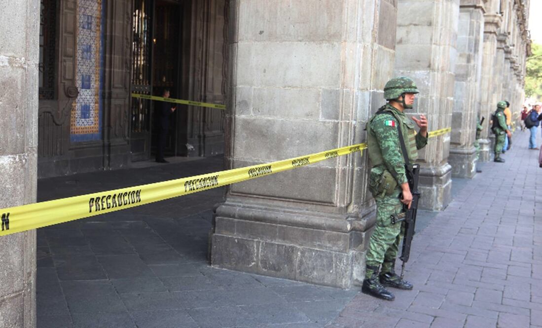 Elementos del Ejército mexicano resguardan los accesos a los edificios de gobierno aledaños a la explanada del Zócalo. Foto: EFE