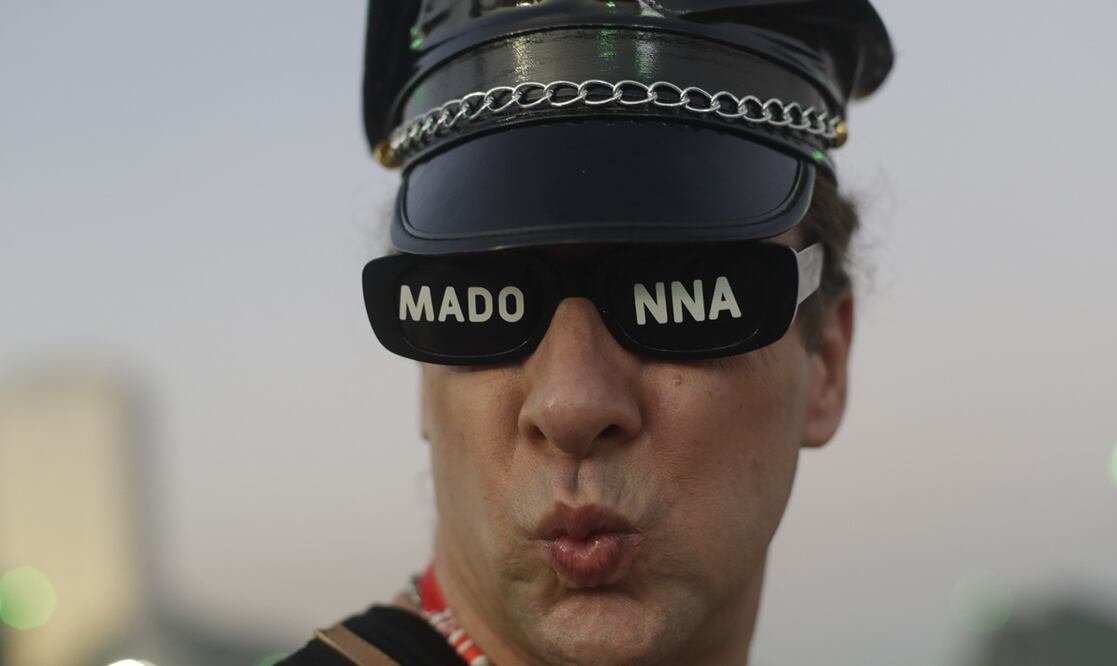 Un fan posa mientras espera el comienzo del último concierto de la gira Celebration de Madonna. Foto:AP/Bruna Prado.