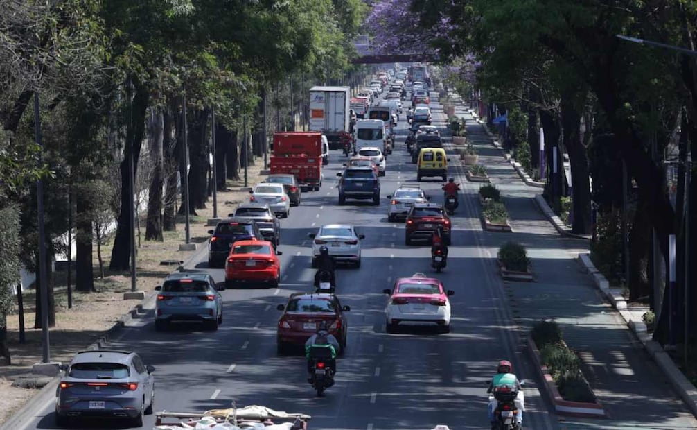 Caos vial y alta afluencia presenta calzada de Tlalpan. Foto: Fernanda Rojas / El Universal.