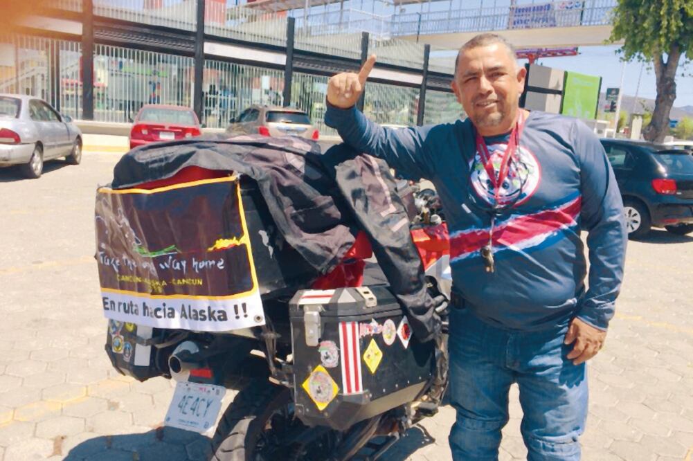 Roberto Navarro está consciente de que el viaje puede ser peligroso, pero cuenta con el respaldo de otros motoviajeros. Foto: DINORATH MOTA. EL UNIVERSAL