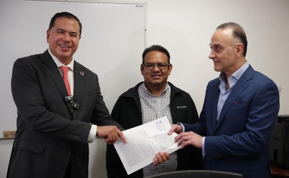 Diputado del PT Ricardo Mejía Berdeja presenta solicitud de juicio político en contra del congreso de Coahuila. Foto: Especial