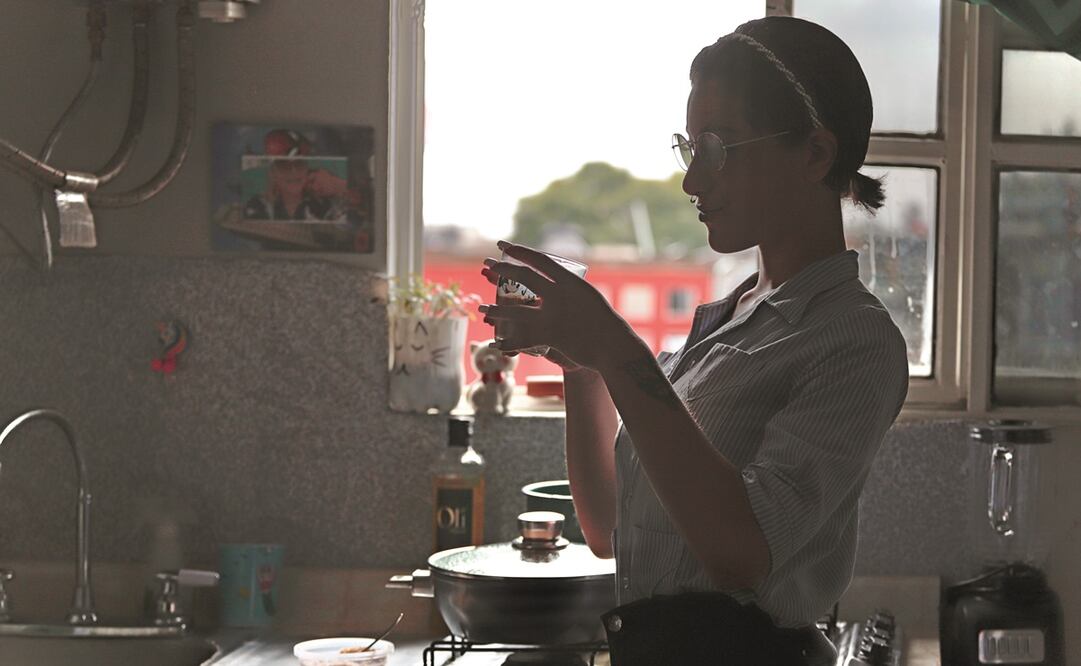 Dulce tiene 20 años y es madre soltera de una niña de cuatro años. Después de que la despidieron de una tienda de abarrotes encontró en el trabajo sexual una oportunidad de ingresos. Foto: Berenice Fregoso. El Universal