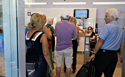 Grecia reanuda pagos de deuda y reabre sus bancos