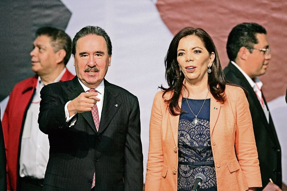 El senador Emilio Gamboa con la legisladora Carolina Monroy. El Comité Polít ico del tricolor avaló blindar a sus candidatos a puestos de elección popular. ALEJANDRO ACOSTA. EL UNIVERSAL