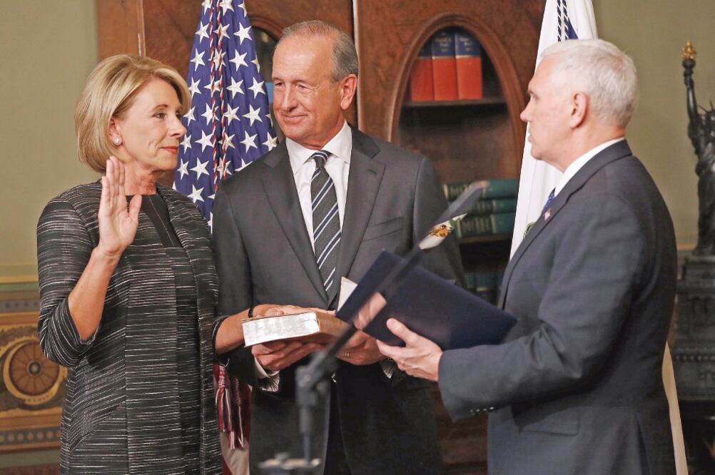 Betsy DeVos juró ayer como secretaria de Educación ante el vicepresidente Mike Pence, en la Casa Blanca (PABLO MARTINEZ. AP)