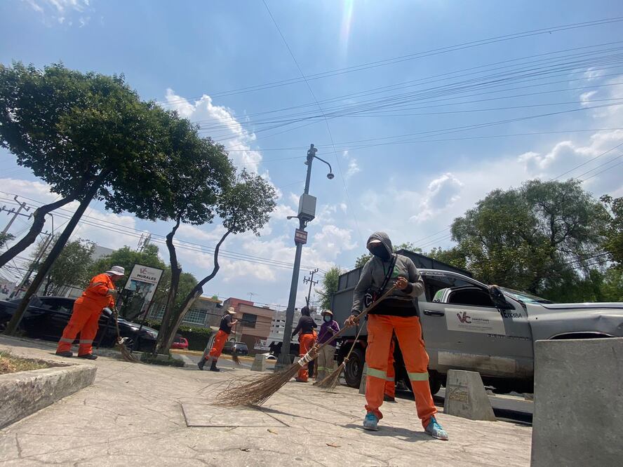 Trabajadores de limpiezas que salen a las calles con las altas temperaturas en la CDMX, Juan Carlos Williams (Foto): El Universal