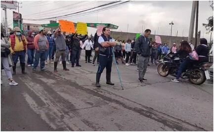 Vecinos de las colonias Jacalones 2 y Emiliano Zapata bloquean la carretera Chalco-Cuautla; exigen ayuda por inundaciones