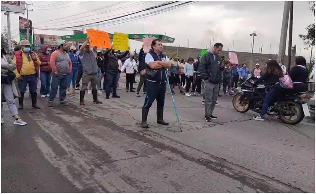 Vecinos de Chalco Bloquean Carretera por inundaciones. Foto: Especial