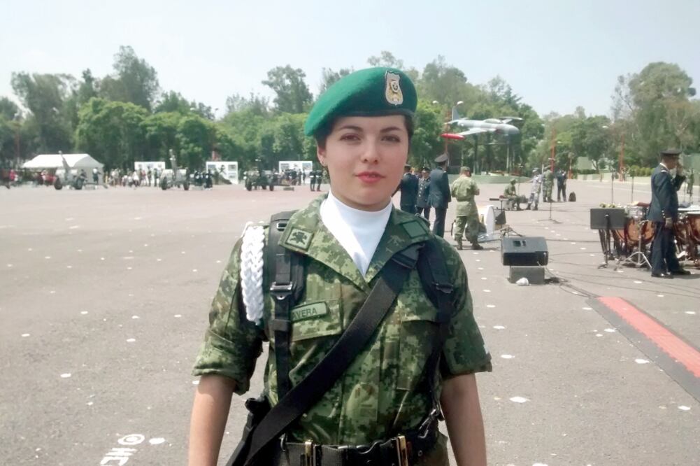 Mary Flor Tavera Olasa, de 26 años, es una de las 3 mil mujeres militares que participará en el desfile del 16 de septiembre; dice que para su familia es un orgullo que pertenezca al Ejército. (MANUEL ESPINO. EL UNIVERSAL)