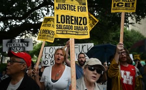 Manifestantes sostienen pancartas durante la marcha de protesta "Justicia para Lorenzo" en el centro de Houston, Texas (11/07/2026). Foto: AFP