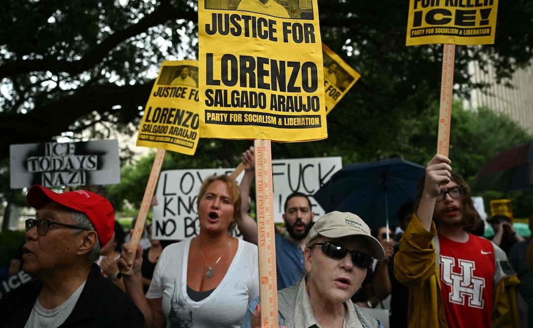 Manifestantes sostienen pancartas durante la marcha de protesta "Justicia para Lorenzo" en el centro de Houston, Texas (11/07/2026). Foto: AFP