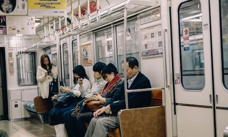 VIDEO: Joven se lleva todas las miradas en metro de China al instalar su sillón portátil para viajar