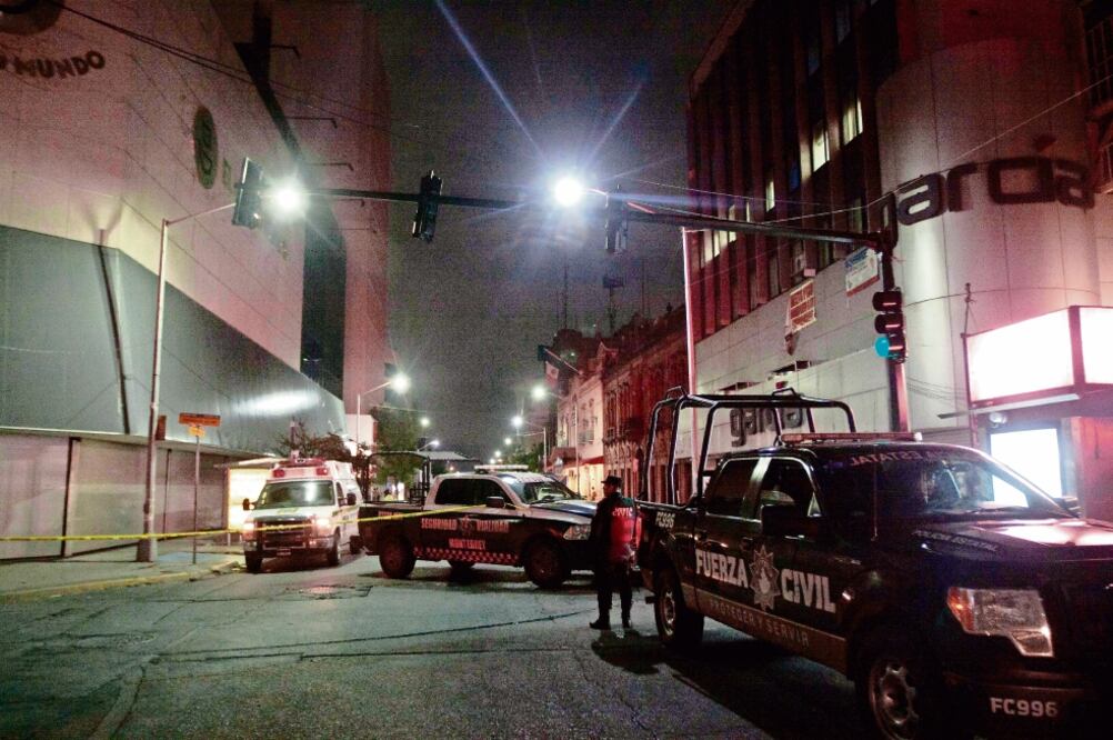 El hombre, quien se identificó como ciudadano estadounidense, fue detenido al salir del establecimiento, luego de que accedió a negociar en otro (EMILIO VÁSQUEZ. EL UNIVERSAL)