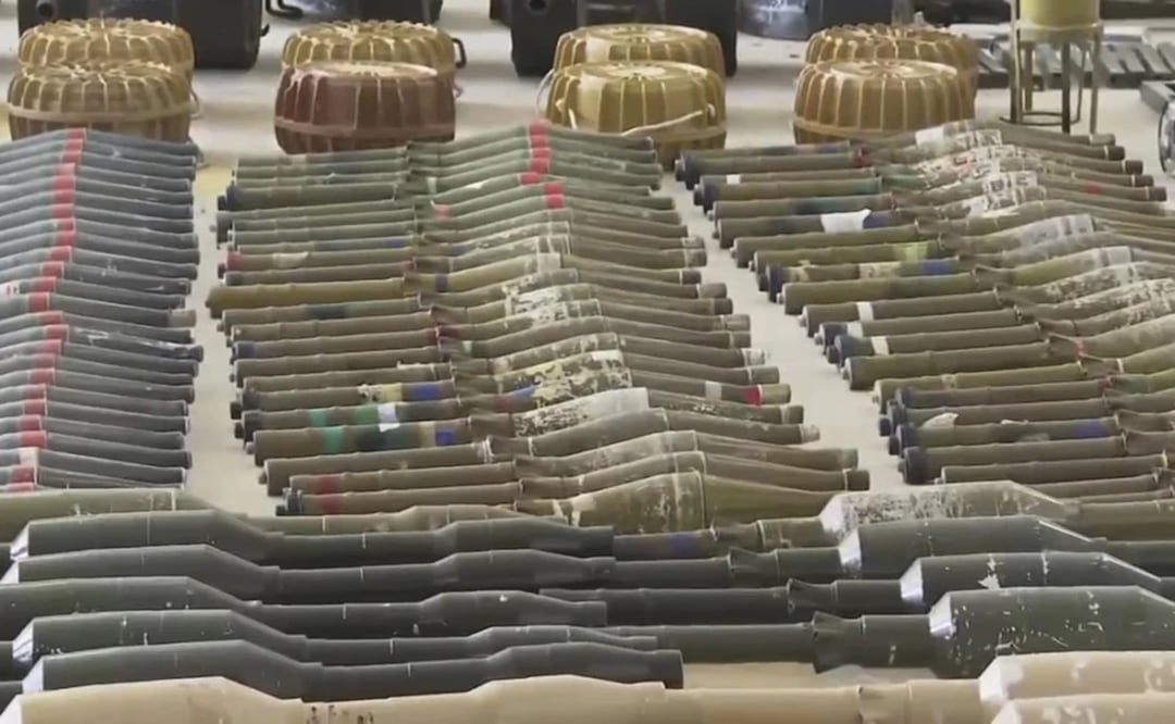 Granadas autopropulsadas, se cree que modelos F-7 de fabricación norcoreana, muchas de ellas con una característica línea roja, se ven en una base militar israelí. Foto: AP