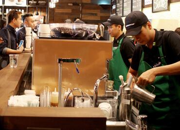 Starbucks evalúa un recorte de personal