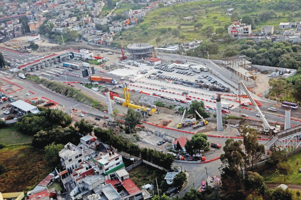 Debido al puente vacacional por el 20 de noviembre, las salidas y entradas al Distrito Federal se vieron rebasadas, lo que provocó caos en calles y avenidas aledañas a las casetas (ARCHIVO EL UNIVERSAL)
