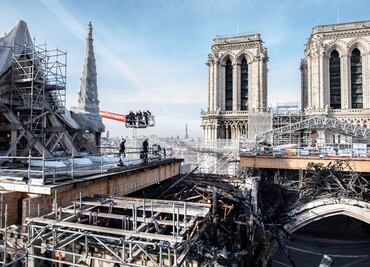Logran retirar andamio que amenazaba la estabilidad de Notre Dame