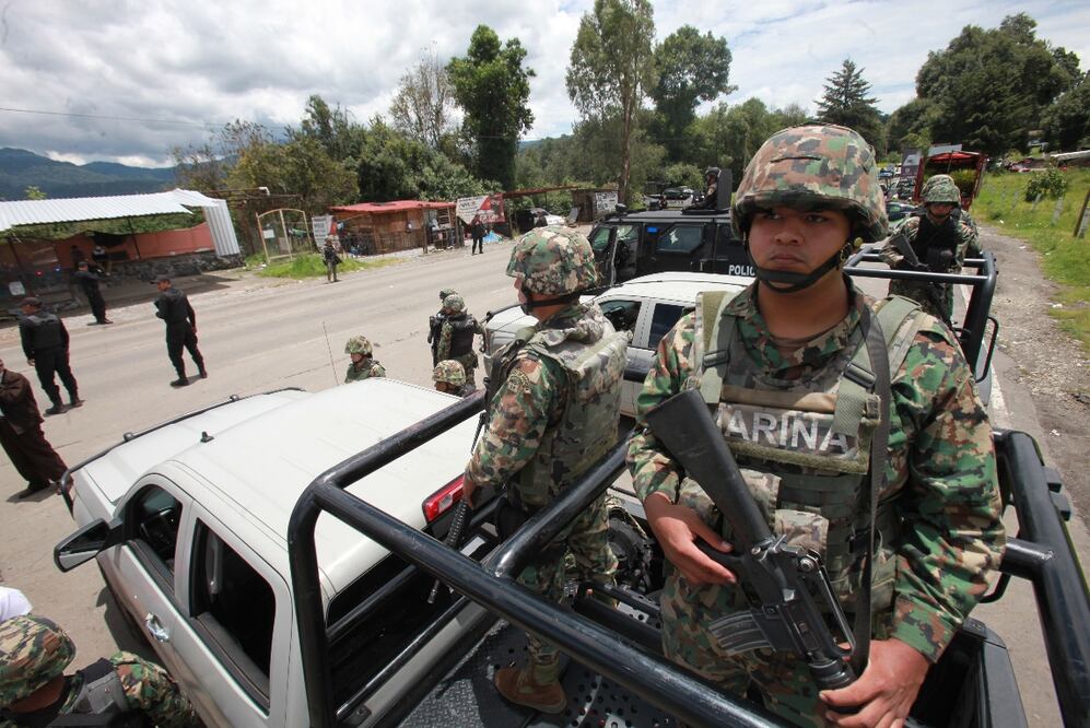 Federal Police and Mexico's Navy patrolling a highway in the State of Mexico – Photo: Jorge Alvarado/EL UNIVERSAL