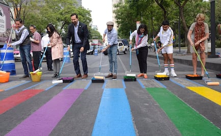 Pintan cruce peatonal con colores de bandera LGBTTTI en avenida Juárez