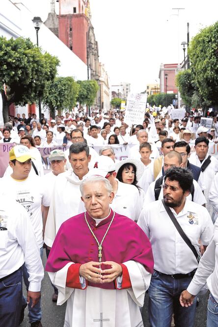 Entre los convoys de los morelenses, quienes exigieron cese la ola de violencia en el estado, también se podían ver pancartas con leyendas que condenaban el aval a las uniones civiles entre personas del mismo sexo (CIUDADANOS MX)