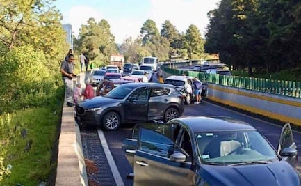 Carambola sobre la México-Cuernavaca deja daños en autos; motociclista resultó lesionado
