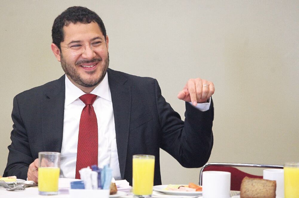 En conferencia de prensa, Martí Batres, líder de Morena en el DF, pidió que el terreno de la Planta de Asfalto sea devuelto al patrimonio de la ciudad (ARCHIVO EL UNIVERSAL)
