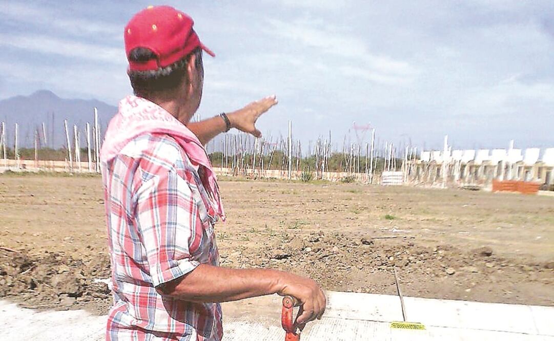 Según los ejidatarios de los Llanitos, los terrenos que les corresponden están invadidos por fraccionamientos privados, centros comerciales y hasta una fábrica de refrescos. (ESPECIALES)