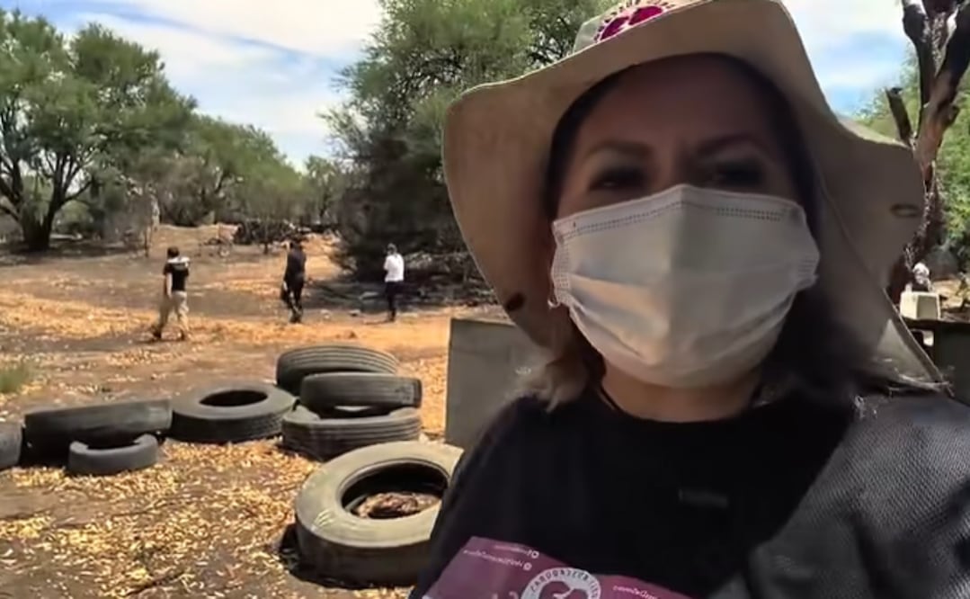 Cecilia Flores, líder del colectivo Madres Buscadoras, documentó el hallazgo y lo hizo público a través de videos en redes sociales. Foto: Captura de pantalla