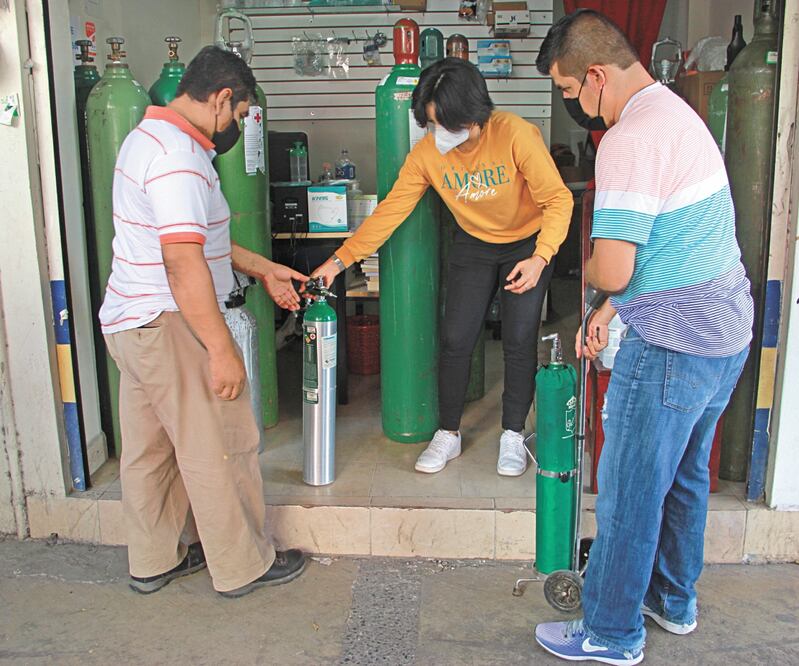 En la tienda de oxígeno medicinal OxiLife se tomó la decisión de sólo llenar los tanques más grandes a la mitad, para surtir a más personas. Empleados detallan que en un día han despachado hasta 100 cilindros. Foto: ARTURO DE DIOS PALMA. EL UNIVERSAL