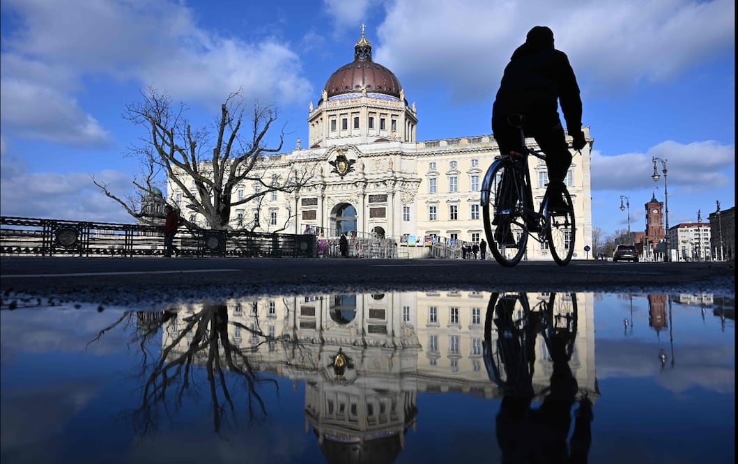Las autoridades pudieron reconectar gradualmente a muchos a la red, pero se necesitaron varios días de trabajo para reparar los daños. En la imagen, un ciclista frente al Palacio de Berlín, en Berlín, Alemania. Foto: AFP