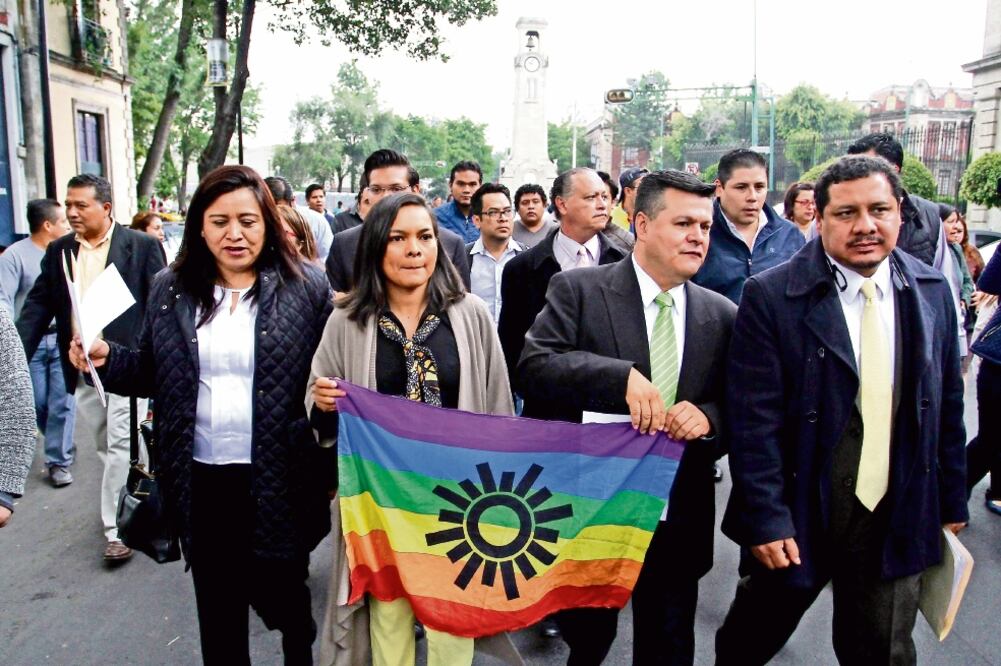 La secretaria general del PRD, Beatriz Mojica, encabezó ayer una manifestación en la Secretaría de Gobernación a favor de la comunidad lésbico-gay (ADOLFO VLADIMIR. CUARTOSCURO)