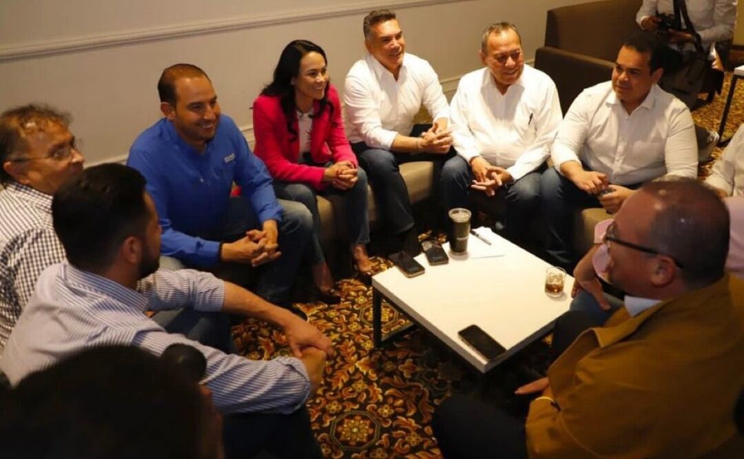 Los líderes nacionales del PRI, Alejandro Moreno; del PAN Marko Cortés; del PRD, Jesús Zambrano del PRD y Mario Cervantes de Nueva Alianza recibieron a la candidata aliancista, Alejandra Del Moral Vela. Foto: Especial