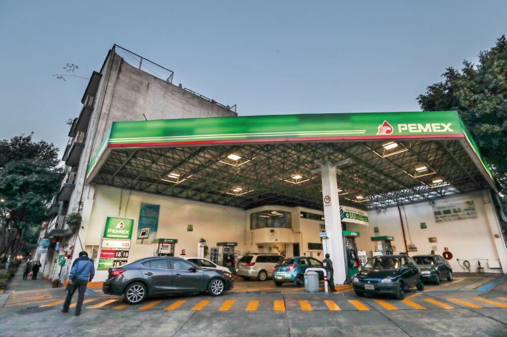 El jefe de gobierno, Miguel Ángel Mancera, propuso medidas concretas para aminorar los efectos en el aumento de las gasolinas, como agilizar los trámites para la apertura de estaciones de gas natural y fomentar el uso de autos híbridos (CRISTOPHER ROGEL)