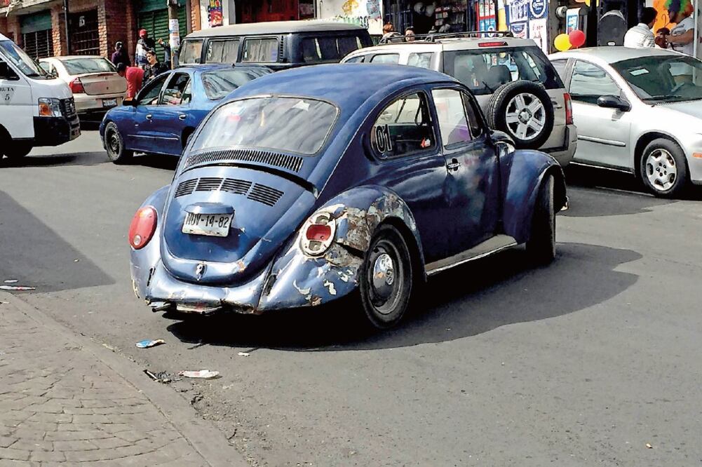 Los vehículos que fungen como taxis, pero son particulares, no cuentan con cromática de la CDMX, taxímetro o el tarjetón que identifica al chofer. Su operación ha sido denunciada anteriormente en redes sociales (SALVADOR CORONA)