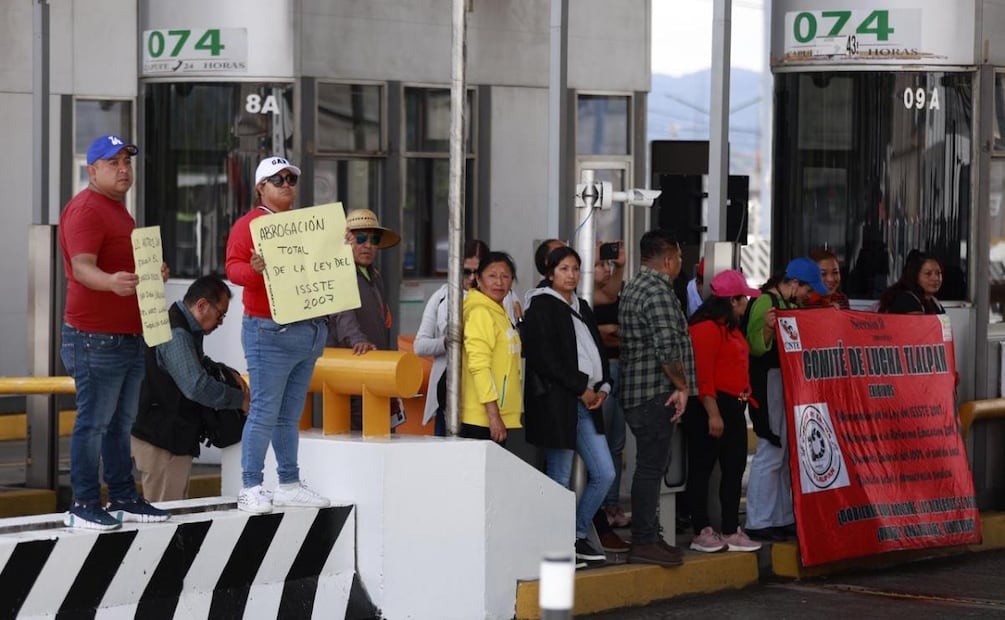 Maestros de la CNTE protestan en la caseta de la autopista México-Cuernavaca y dejan el paso libre a los vehículos (04/06/2026). Foto: Diego Simón Sánchez / EL UNIVERSAL