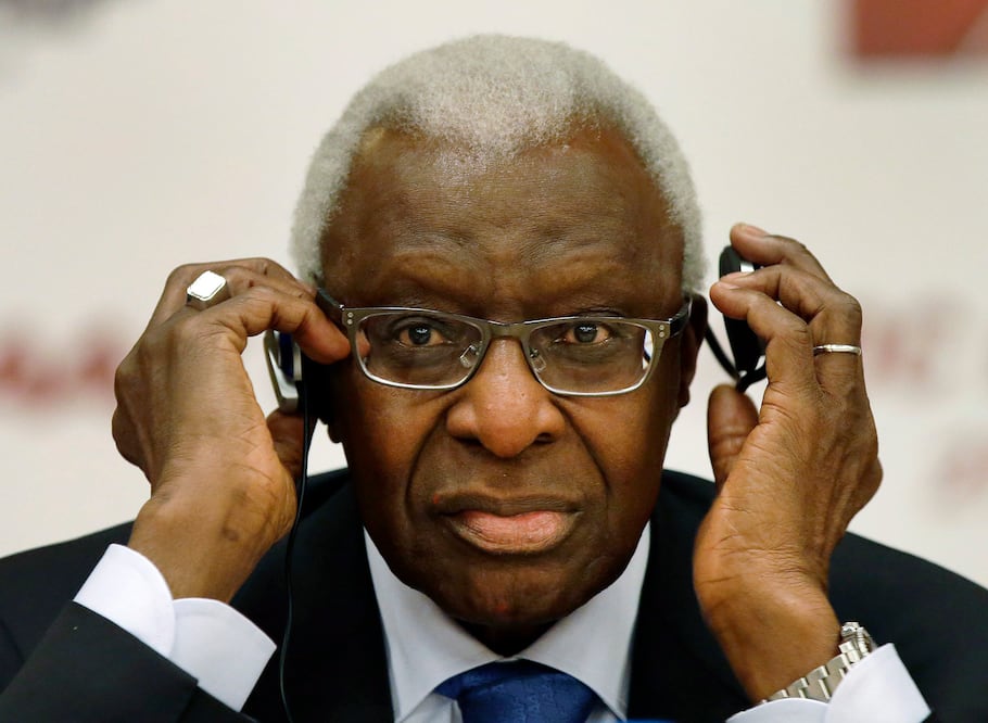 Diack, de 82 años, fue procesado en Francia por corrupción por haber aceptado presuntamente dinero de la Federación Rusa de Atletismo por ocultar casos de dopaje (ARCHIVO AP)