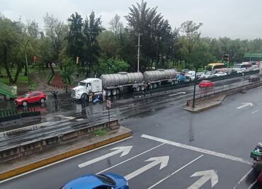 Motociclista muere tras impactarse contra una pipa en San Juan de Aragón; una mujer de la tercera edad resultó lesionada