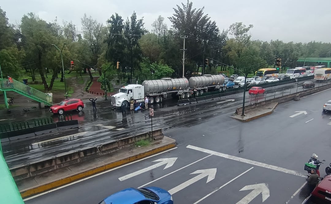 Motociclista muere tras impactarse contra una pipa en San Juan de Aragón; una mujer de la tercera edad resultó lesionada. Foto: Especial