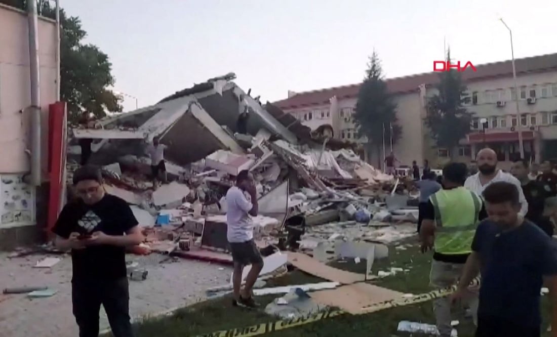 Una vivienda se derrumbó en Turquía por el sismo que golpeó al país este domingo. FOTO: AFP