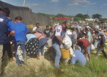 Vuelca tráiler con 60 toneladas de maíz; lo vacían en minutos
