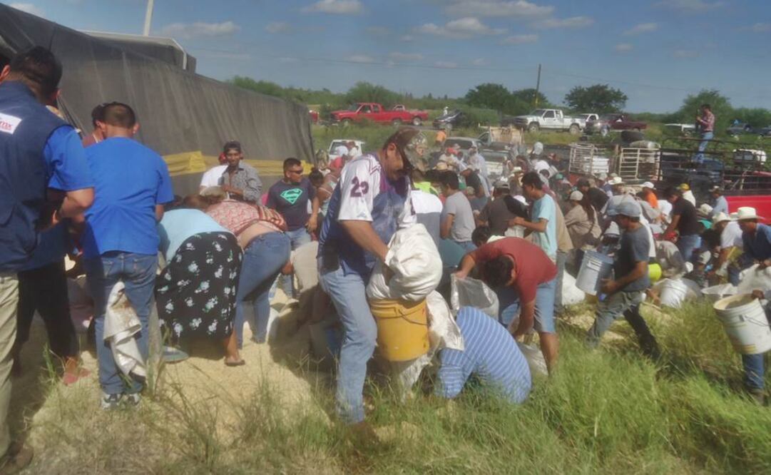 Vuelca tráiler con 60 toneladas de maíz; lo vacían en minutos
