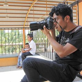 Joven hace altruismo mediante la fotografía