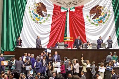 Diputado levanta la mano por la Comisión de Cultura 