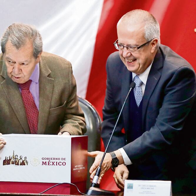 Acompañado por el presidente de la Mesa Directiva de la Cámara de Diputados, Porfirio Muñoz Ledo, el secretario de Hacienda, Carlos Urzúa, entrega el Paquete Económico 2019. YADÍN XOLALPA. EL UNIVERSAL