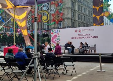 Clara Brugada realiza audiencias en el Zócalo entre decoraciones navideñas
