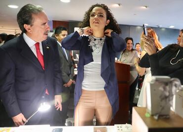 Obsequia Emilio Gamboa collar a panista Mariana Gómez