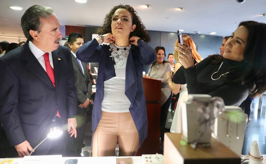 Al inaugurar la exposición, Gamboa Patrón le regaló un collar hecho por joyeros mexicanos. /Lucía Godínez - EL UNIVERSAL