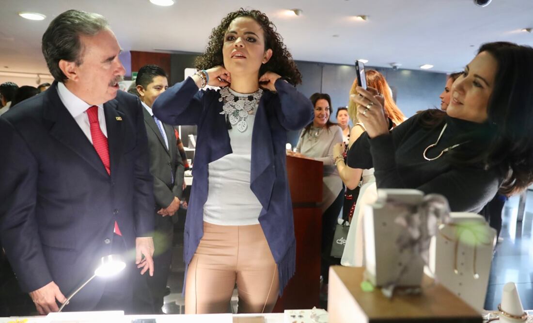 Al inaugurar la exposición, Gamboa Patrón le regaló un collar hecho por joyeros mexicanos. /Lucía Godínez - EL UNIVERSAL