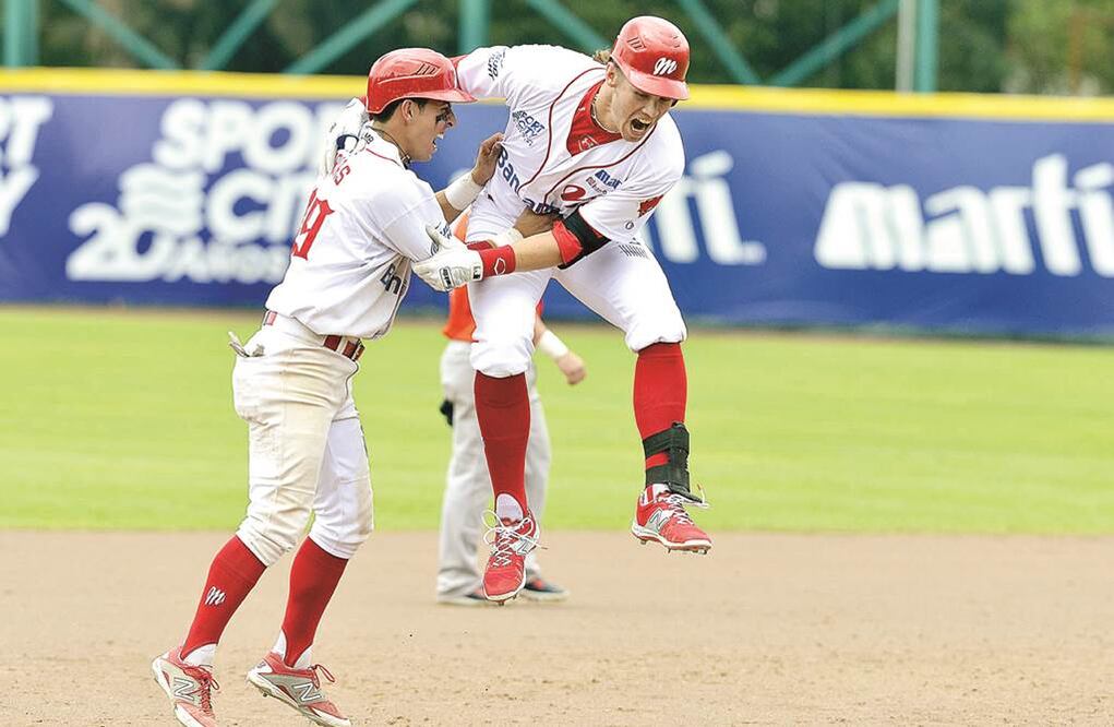 Cyle Hankerd volvió un manicomio el estadio Fray Nano al remolcar siete carreras, incluida la de la victoria roja. Foto: ENRIQUE GUTIÉRREZ. AGENCIA 2.8
