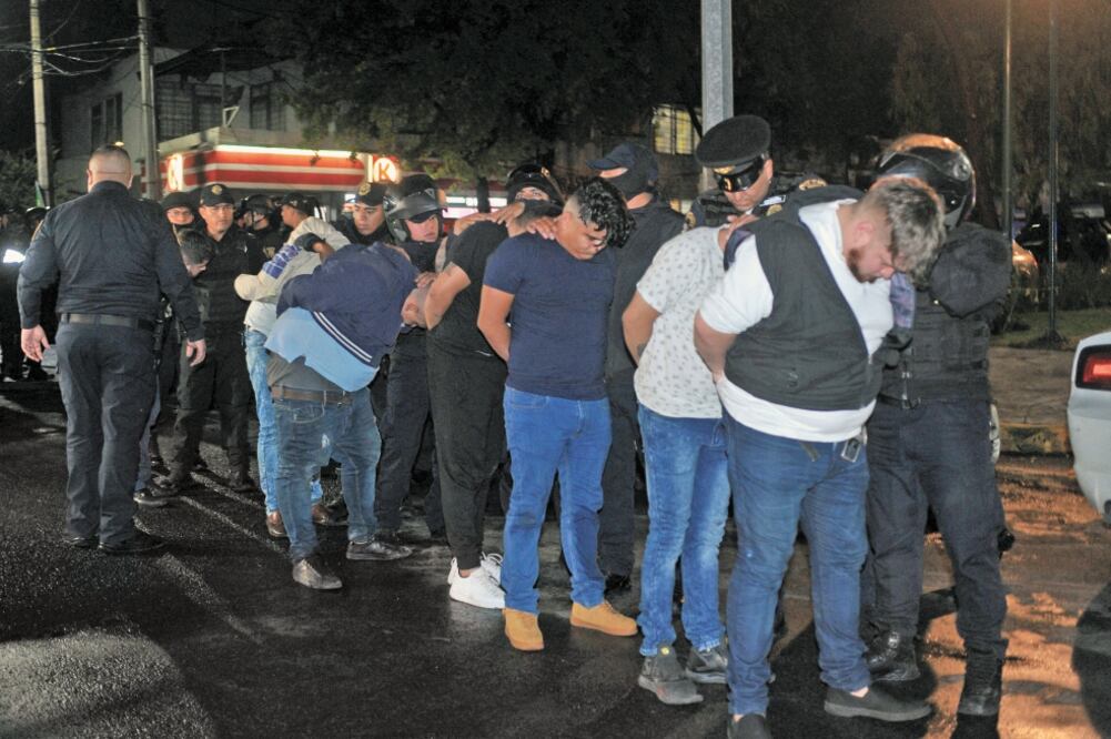 Elementos de la SSC detuvieron a los imputados en la colonia Residencial Miramontes en tres eventos delictivos diferentes. Fotos: LUIS CARBAYO. CUARTOSCURO Y ESPECIAL